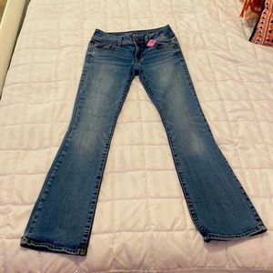 (lighter wash Y2k jeans)